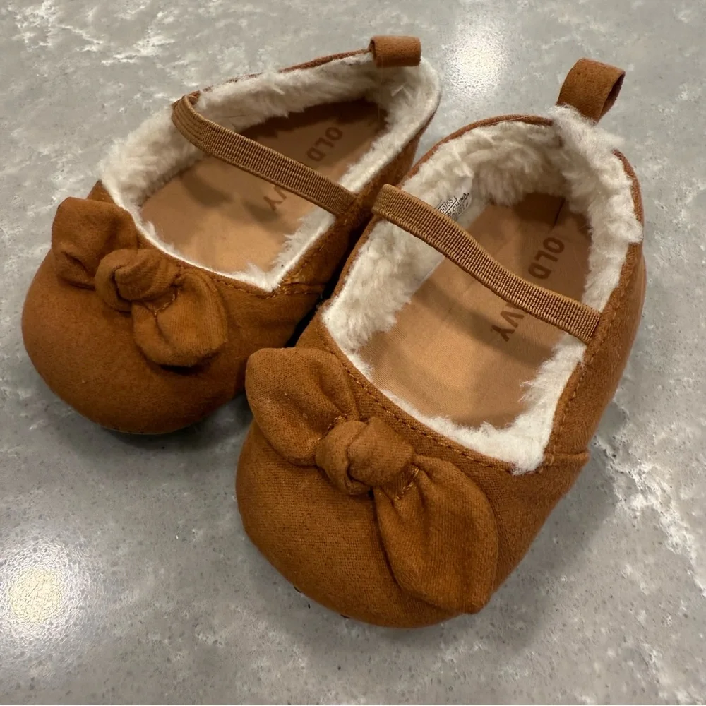 Old Navy Tan Faux Fur Lined Bow Slippers 3-6M EUC